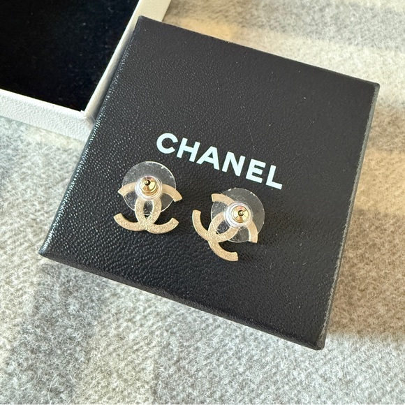 [pre-owned] Chanel earrings - Picture 3 of 4